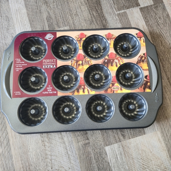 Wilton Perfect Performance Ultra 12 Cavity Mini Bundt Cake Pan #2105-5235 NWT - Picture 1 of 7